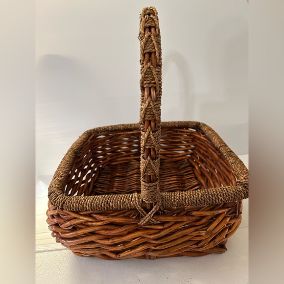 🟣 $11 SUPER SALE 🟣 WOVEN BASKET with woven handle - Picture 2 of 5